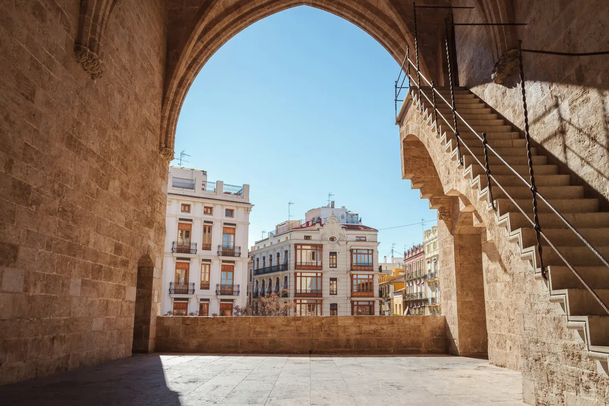 Historischer Steinbogen mit Blick auf einen spanischen Platz