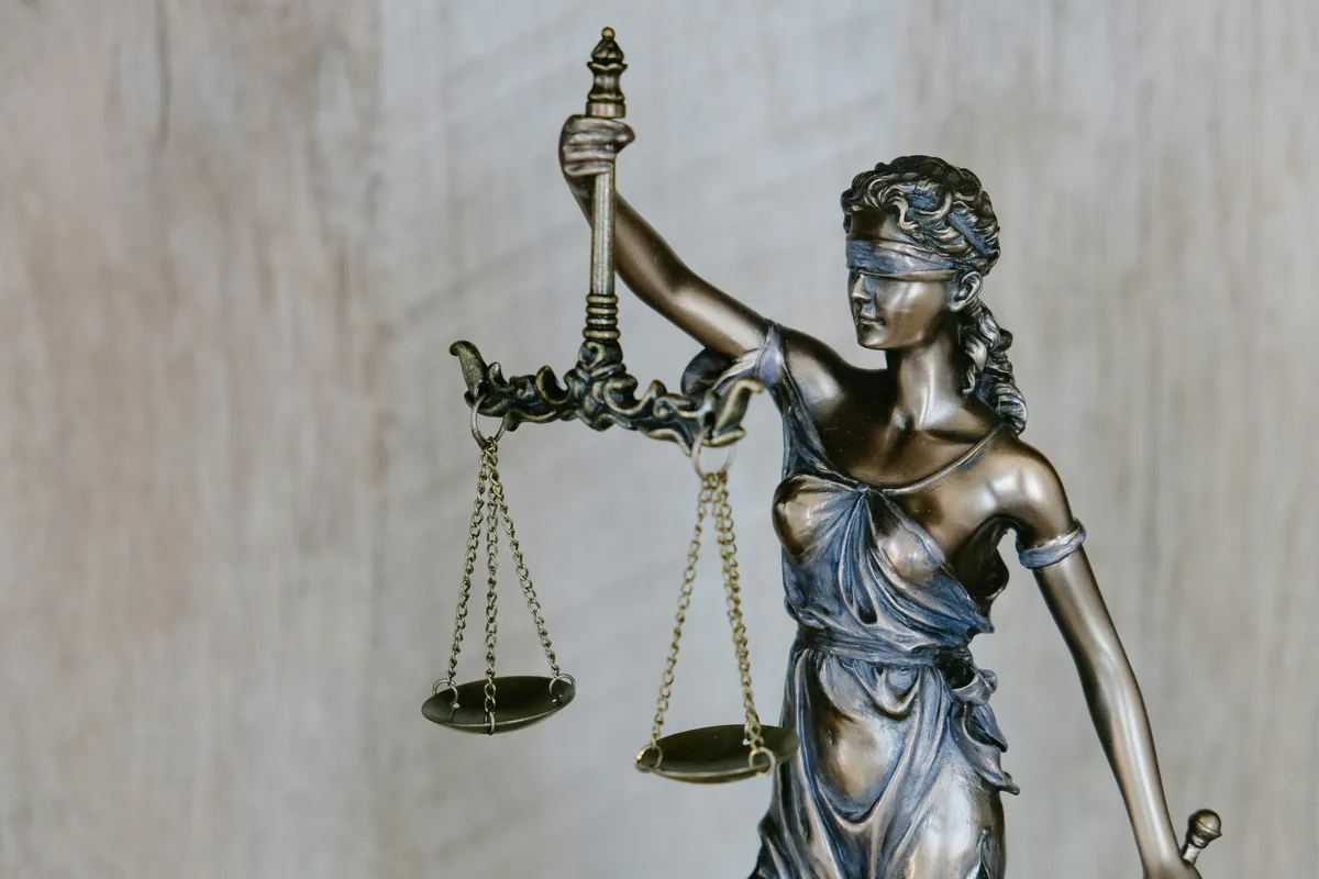 Statua della Giustizia con la bilancia
