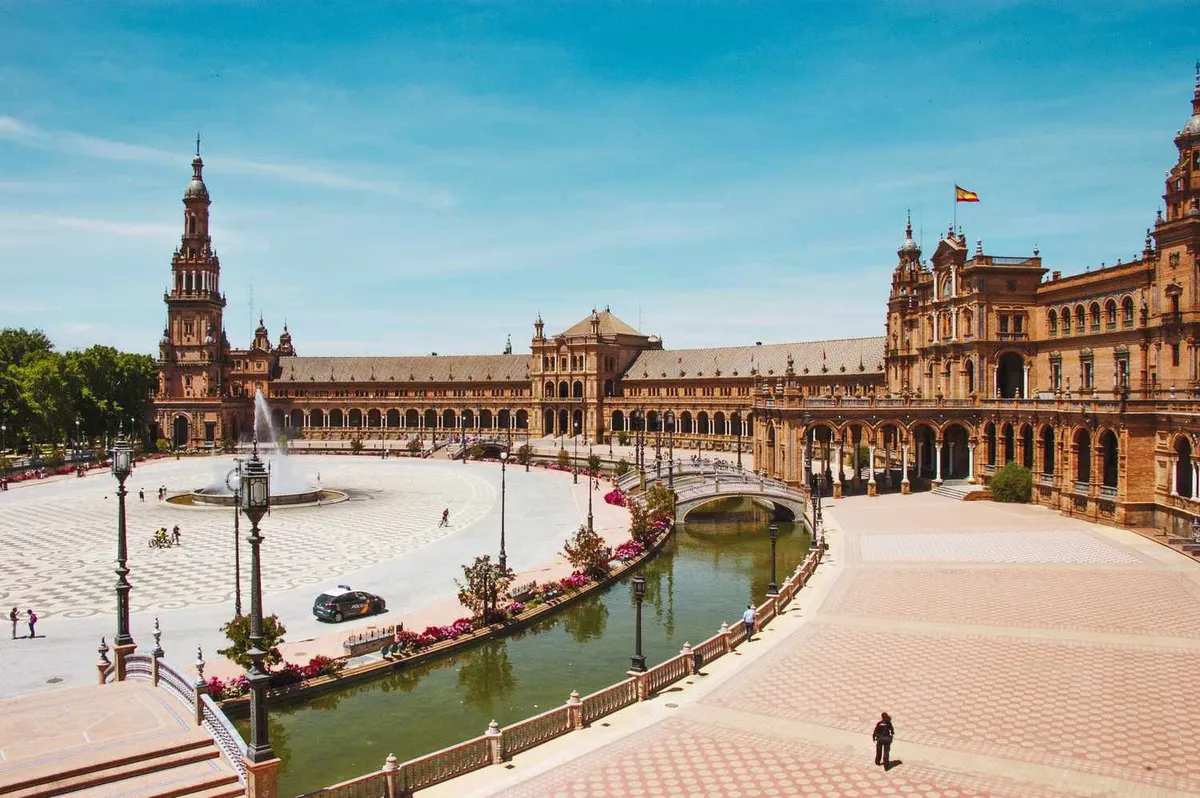 Plaza de España a Siviglia con il canale e l’edificio curvo