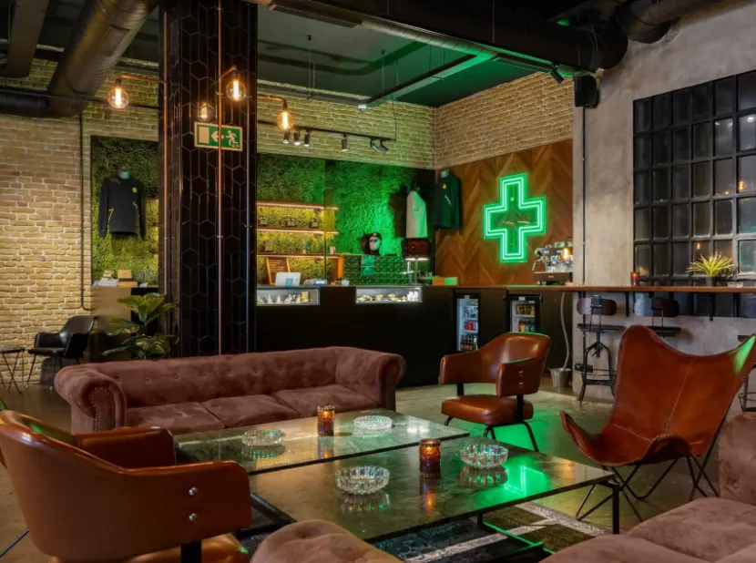 Lounge mit Ledersitzen und grüner Beleuchtung