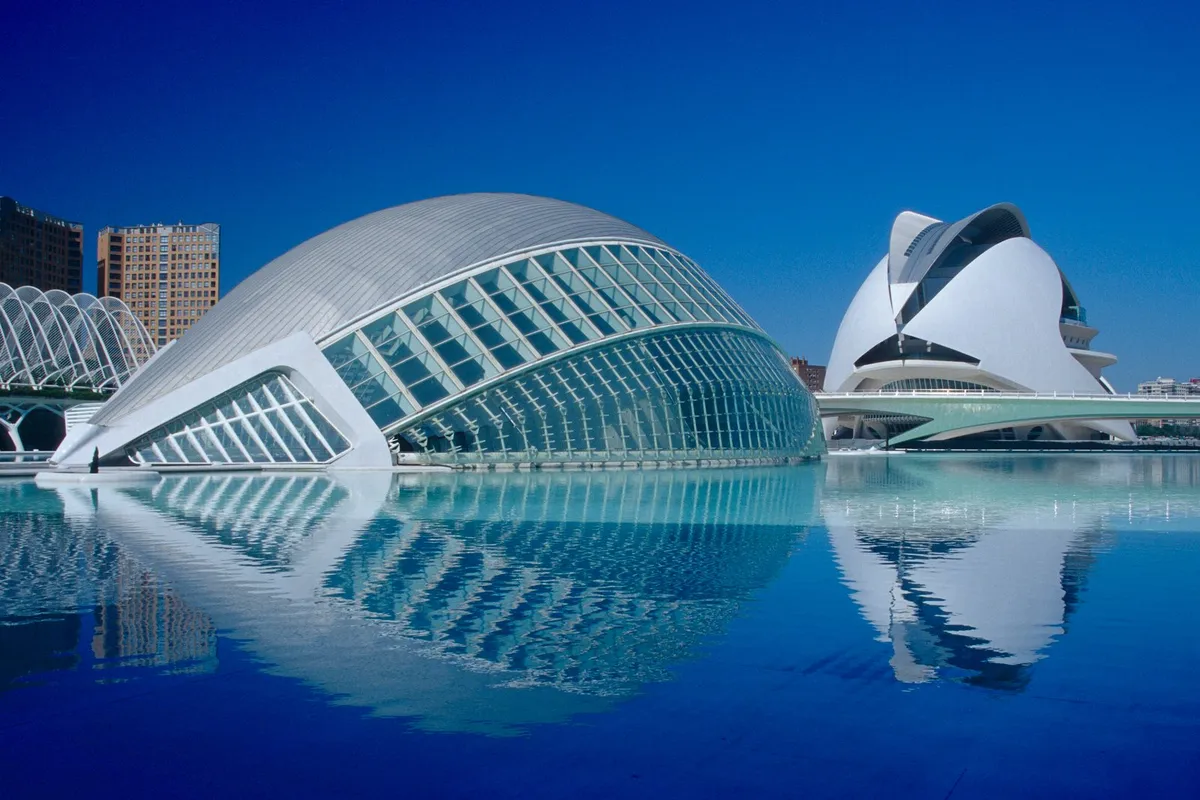 Città delle Arti e delle Scienze di Valencia riflessa nell’acqua